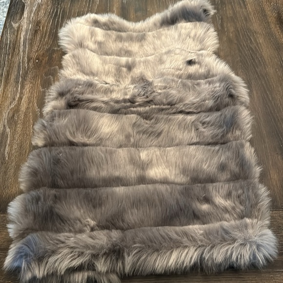 π NWOT GRAY FAUX FUR VEST SIZE S/M - Picture 3 of 3